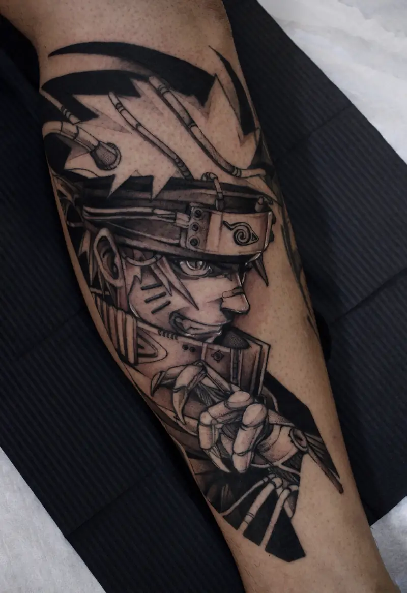Naruto de perfil com a bandana da Folha, tatuado na perna em preto e cinza