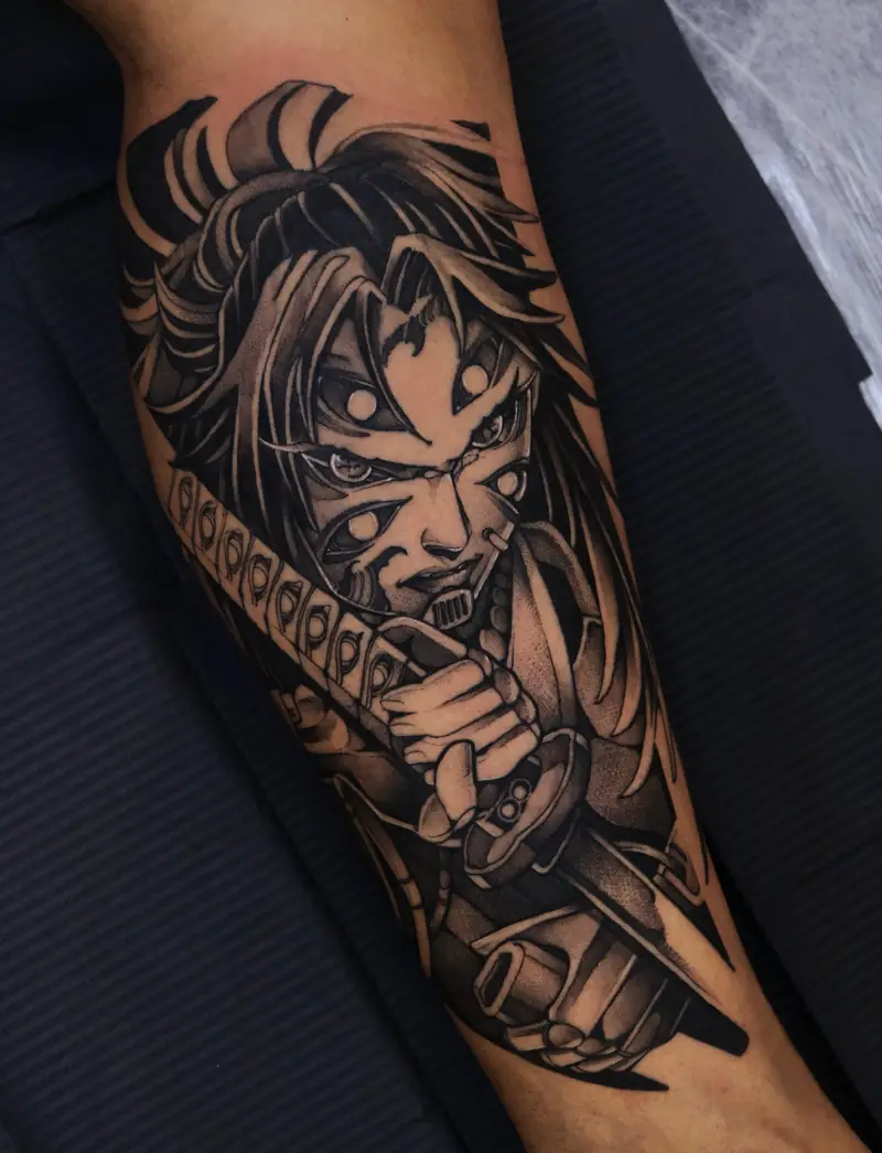Kokushibo, de Demon Slayer, com seis olhos e a katana coberta de olhos, tatuado no braço